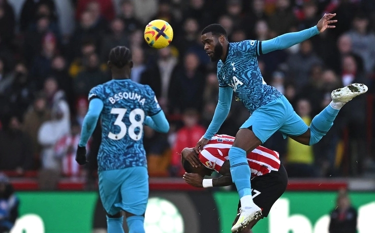 Khung cảnh một trận đấu tại Ngoại hạng Anh có David Raya