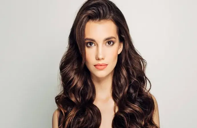 Màu nâu chocolate nhẹ nhàng tôn da giúp bạn thêm rạng rỡ