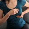 Bóp ngực có giúp vòng một to hơn không? Giải đáp thắc mắc