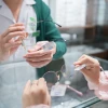 Đeo mắt kính bị xước có sao không? Hướng dẫn xử lý hiệu quả