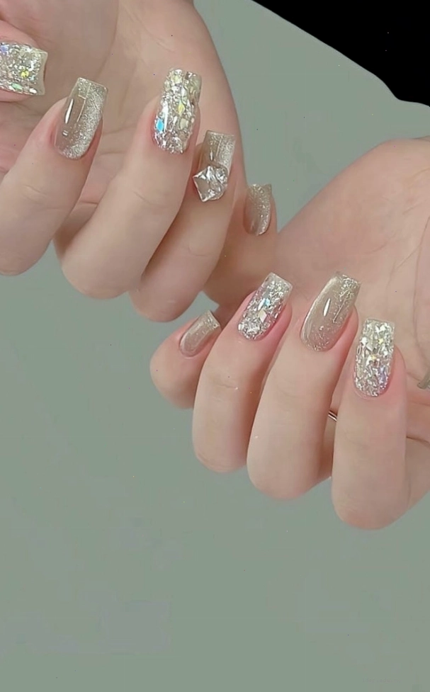 28+ mẫu nail kim tuyến trắng đẹp nhẹ nhàng nhưng vẫn nổi bật