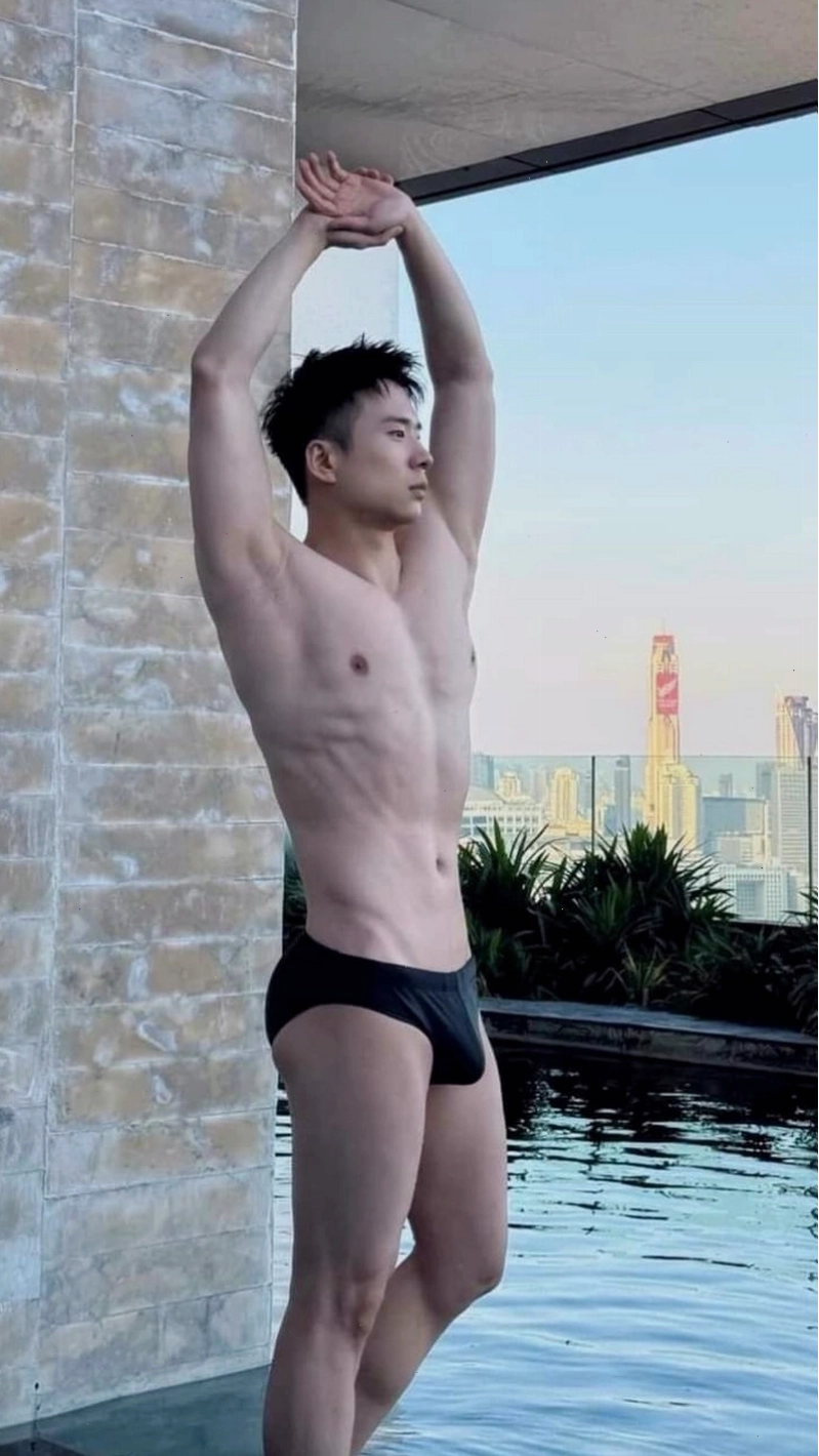 Anh trai 6 mui che mat anh nen dien thoai