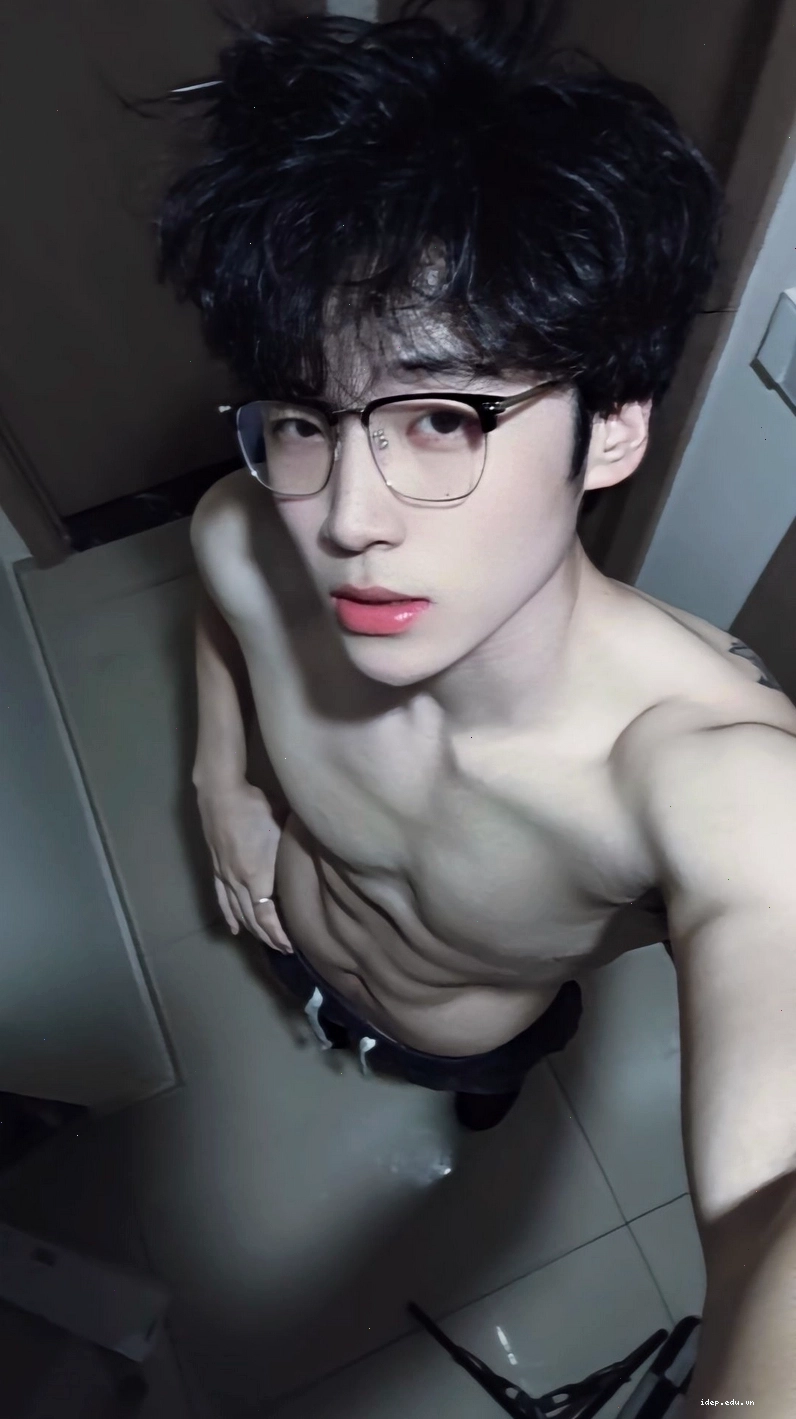 Anh trai 6 mui che mat ban sac ca tinh