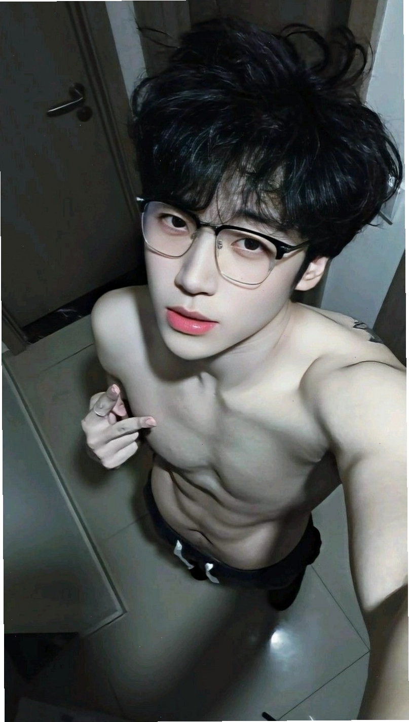 Anh trai 6 mui che mat cuon hut bi an