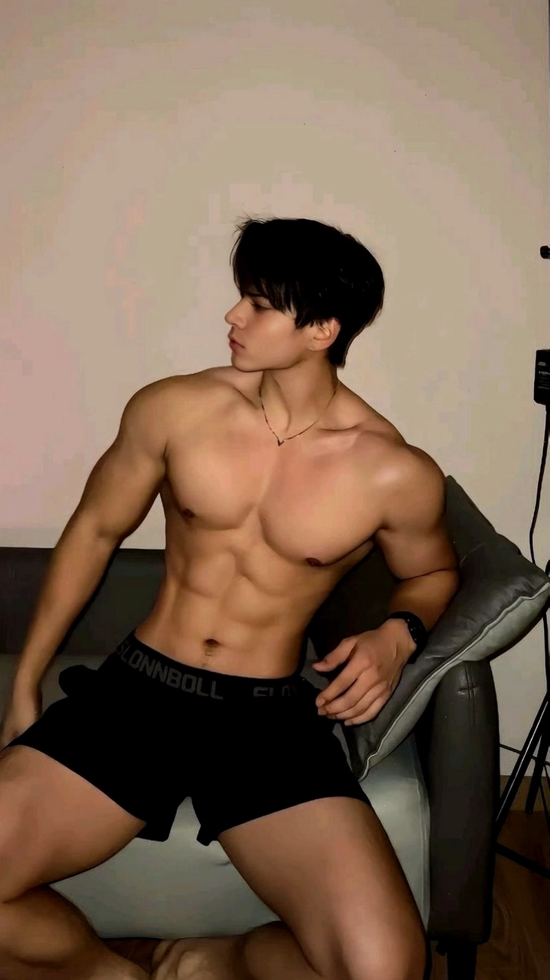 Anh trai 6 mui che mat voi than thai quyen ru