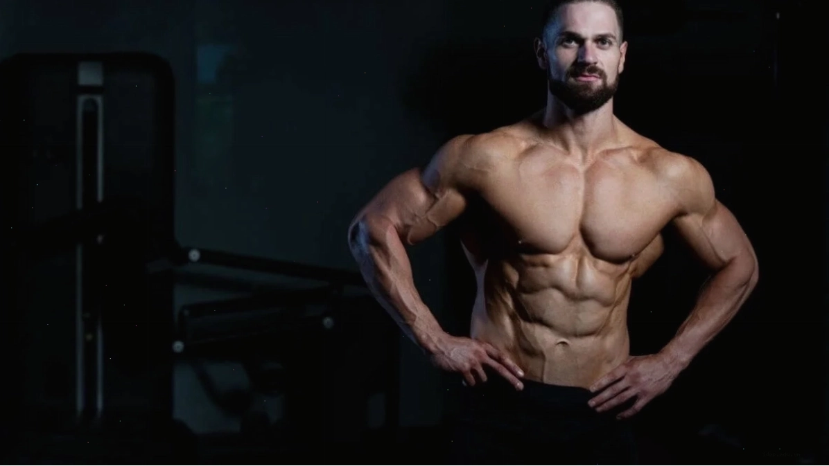 Ảnh trai đẹp sáu múi tập gym với cơ bụng nổi rõ dưới ánh sáng
