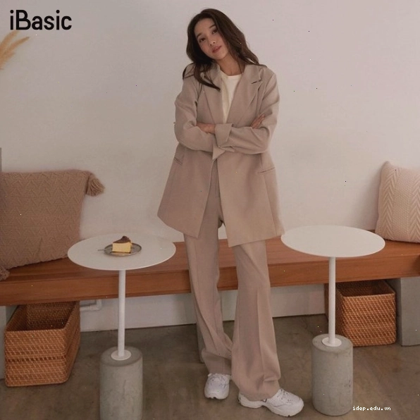 Áo blazer màu kem phối cùng chân váy chữ A cho người béo