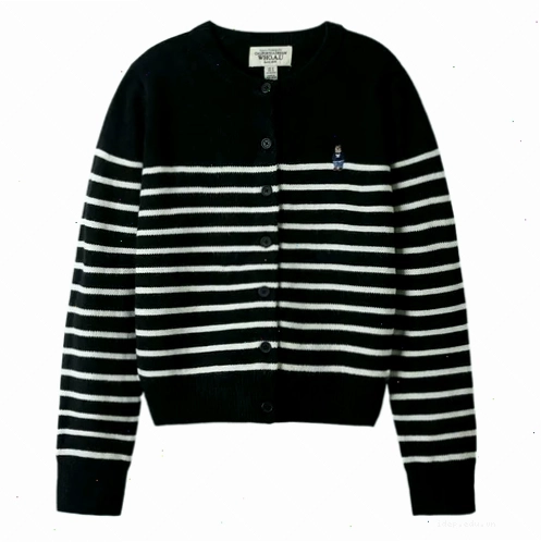 Áo cardigan đen trơn phối với quần giả váy dài thanh lịch