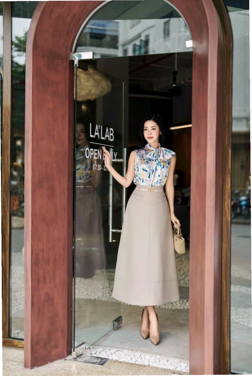 Áo hai dây phối chân váy dài thanh lịch