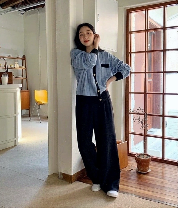 Áo khoác len cardigan xám phối quần âu đen và áo sơ mi trắng