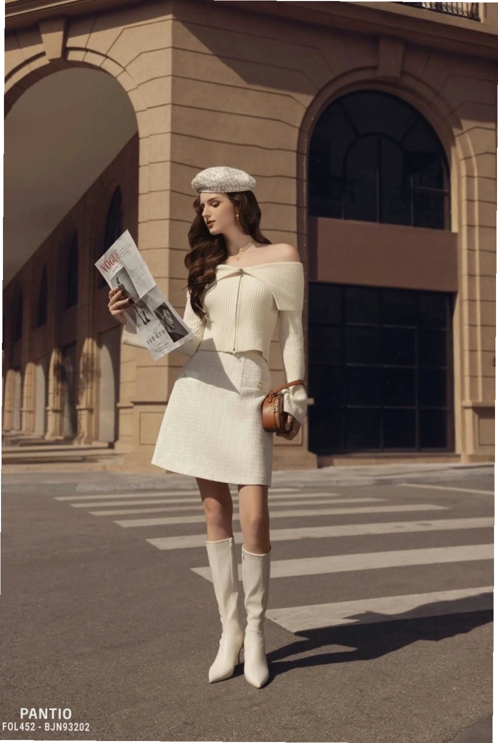 Áo len trễ vai cách điệu phối cùng chân váy dạ tweed