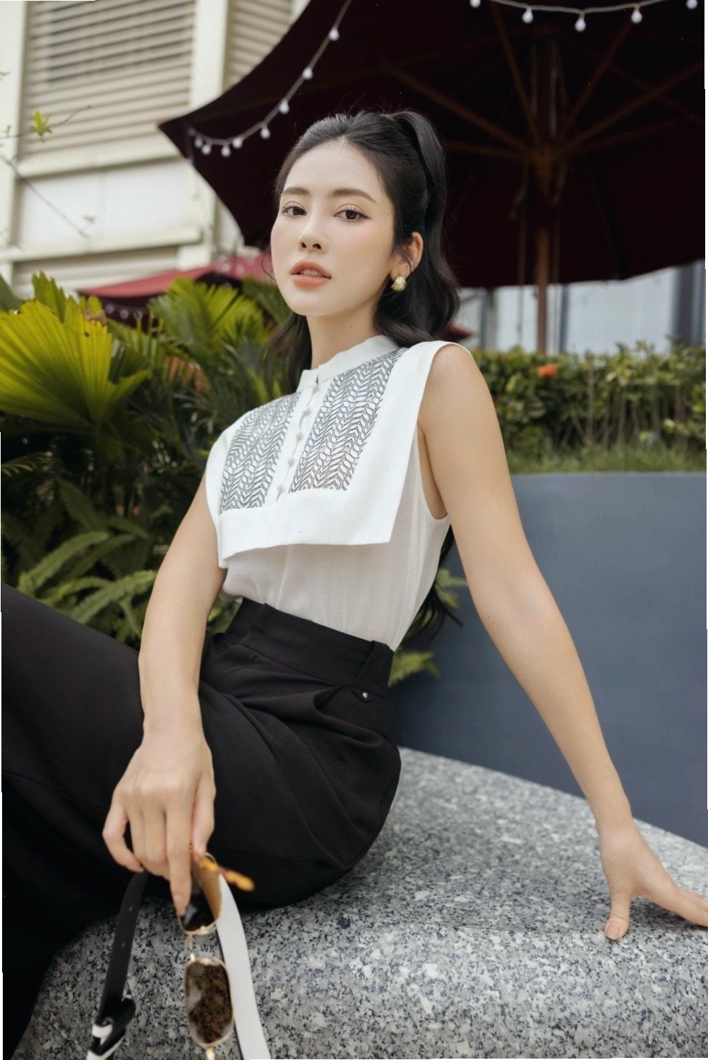 Áo sơ mi cách điệu phối quần tây công sở nữ