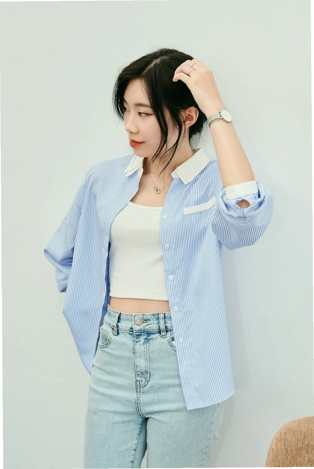 Áo sơ mi kẻ dáng rộng phối cùng quần short