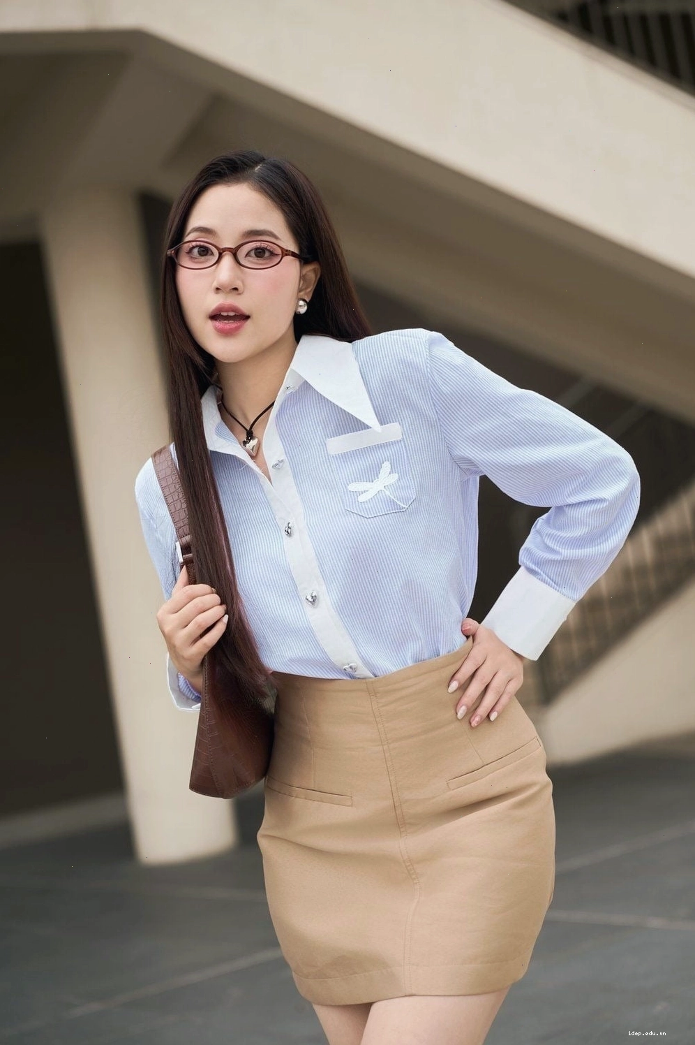 Áo sơ mi kẻ sọc xanh trắng nữ cổ đức với chân váy chữ A màu be