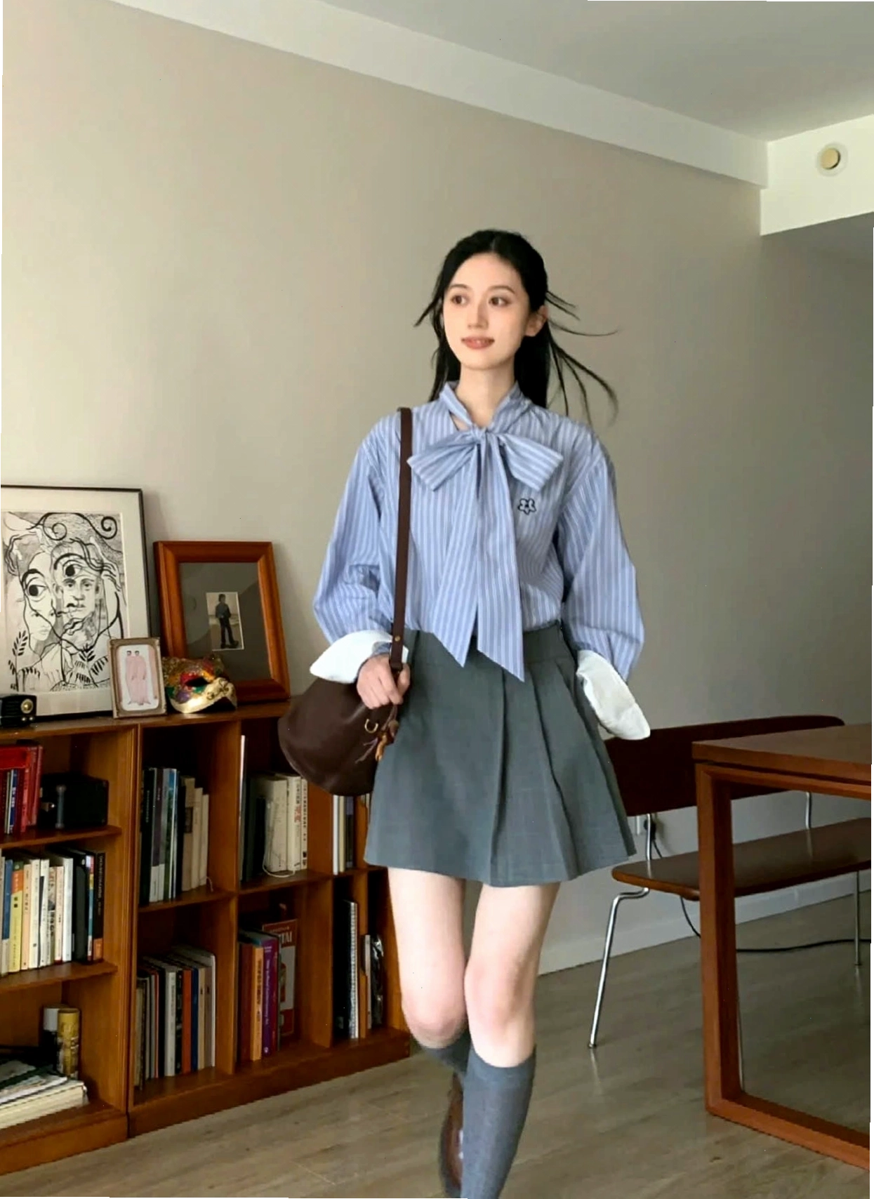 Áo sơ mi kẻ sọc xanh trắng nữ cổ nơ với chân váy chữ A xếp ly