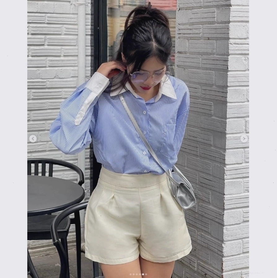 Áo sơ mi kẻ sọc xanh trắng nữ cổ vest cách điệu với quần shorts màu nude