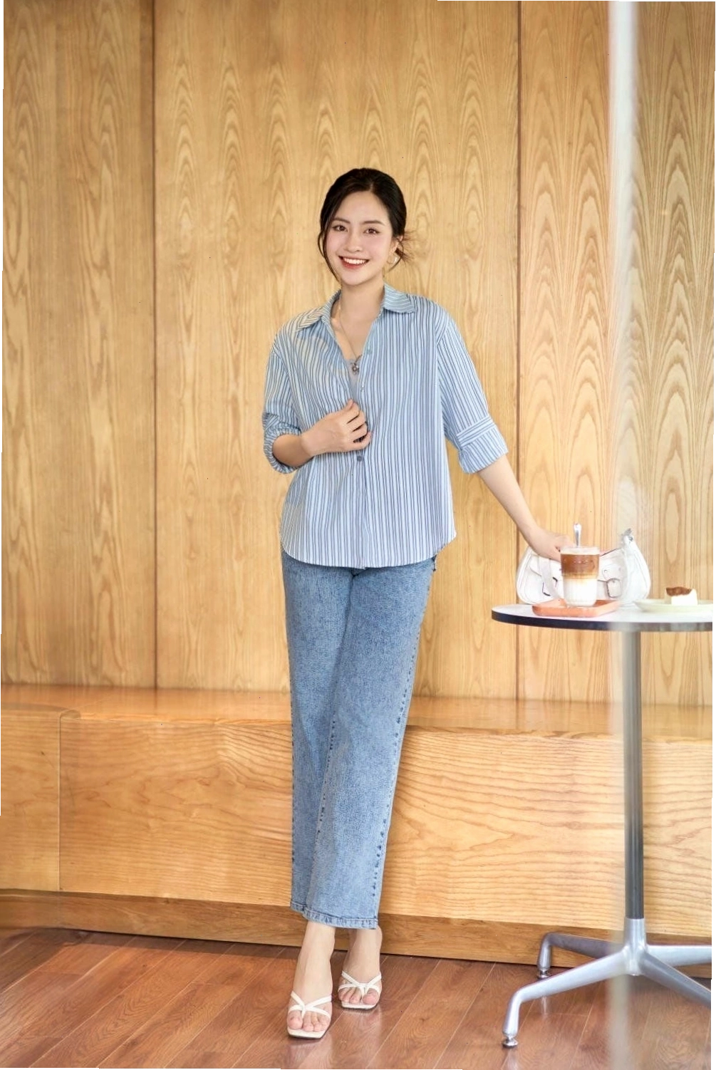 Áo sơ mi kẻ sọc xanh trắng nữ tay lỡ với quần jeans ống đứng