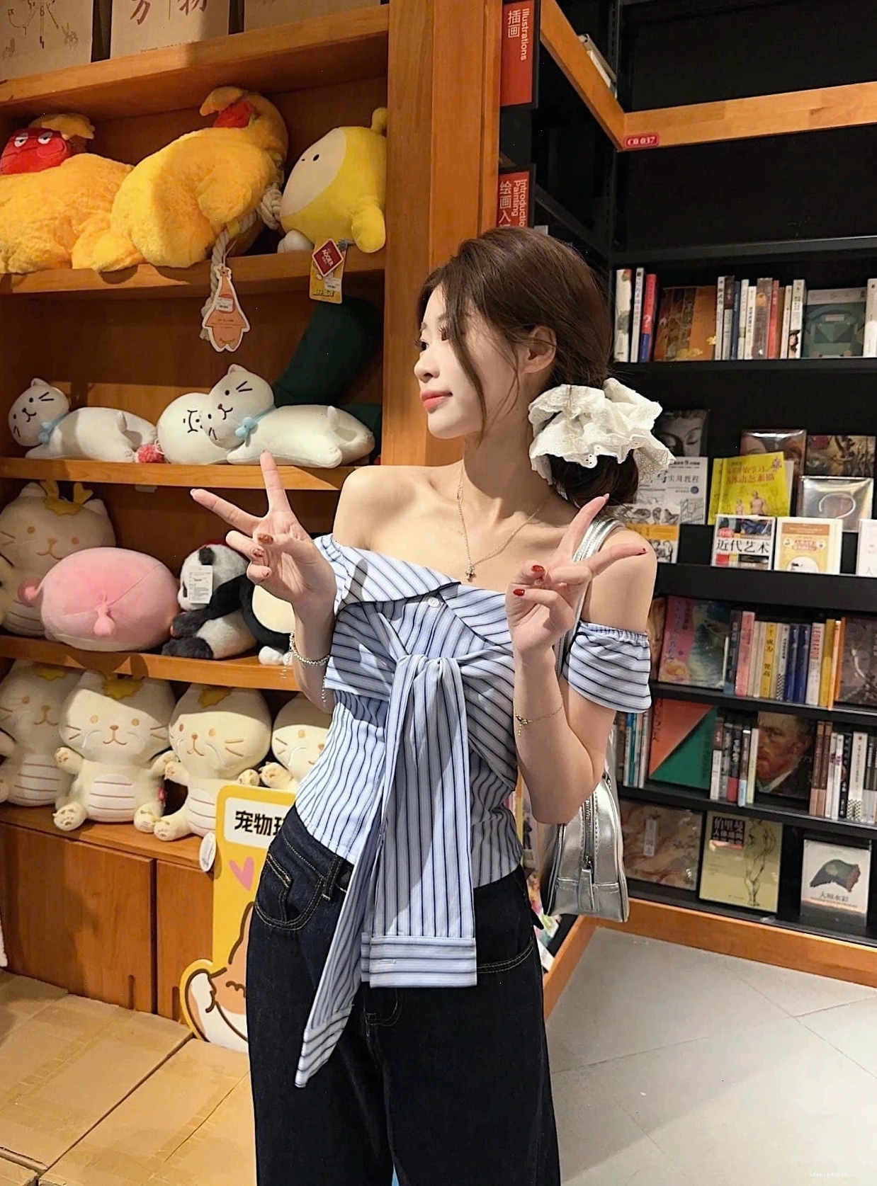 Áo sơ mi kẻ sọc xanh trắng nữ trễ vai buộc nơ với quần jeans ống rộng