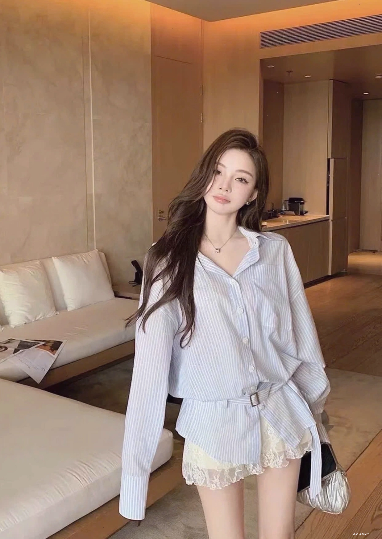 Áo sơ mi kẻ sọc xanh trắng nữ với quần shorts ren