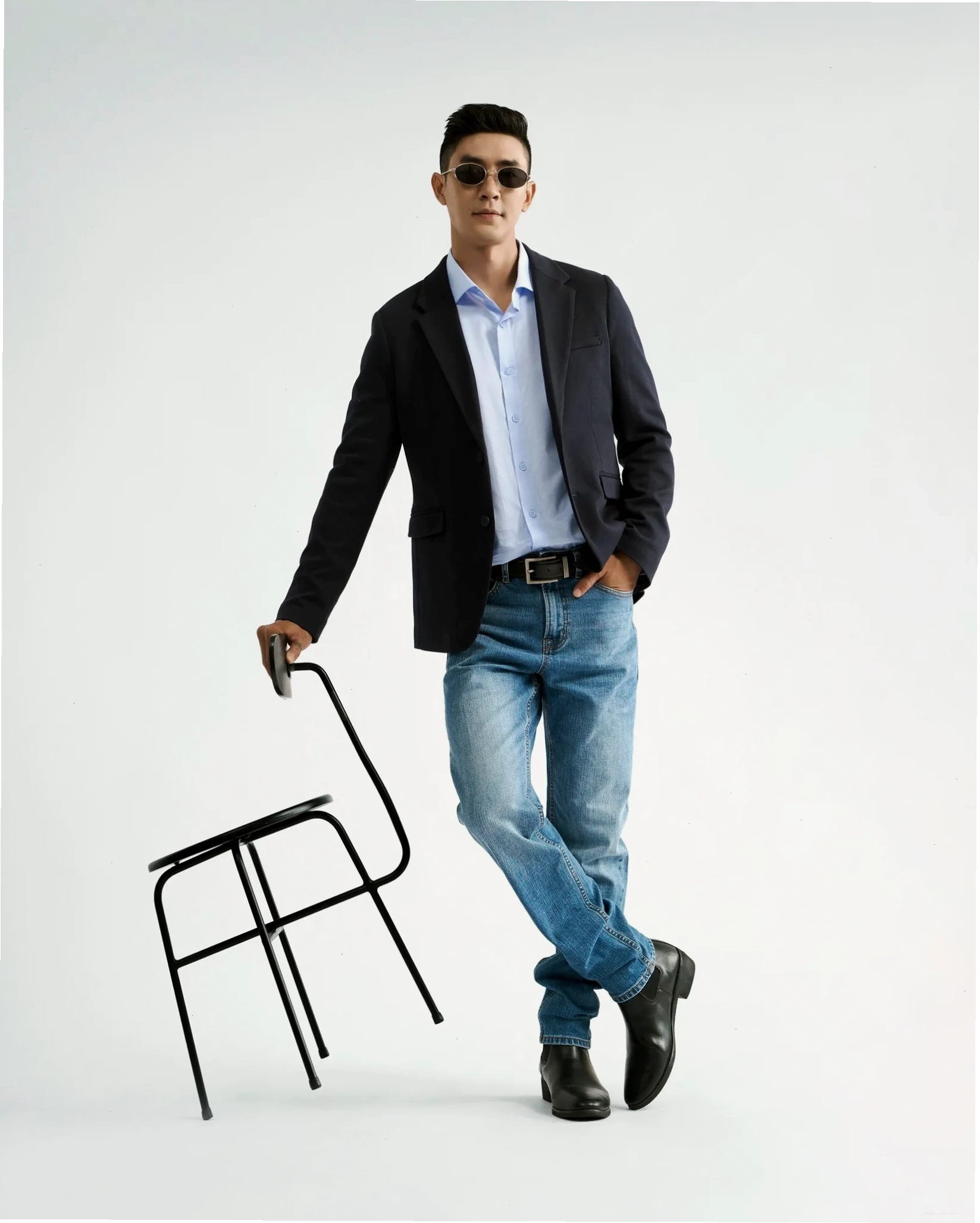 Áo sơ mi kết hợp blazer tạo vẻ ngoài lịch lãm