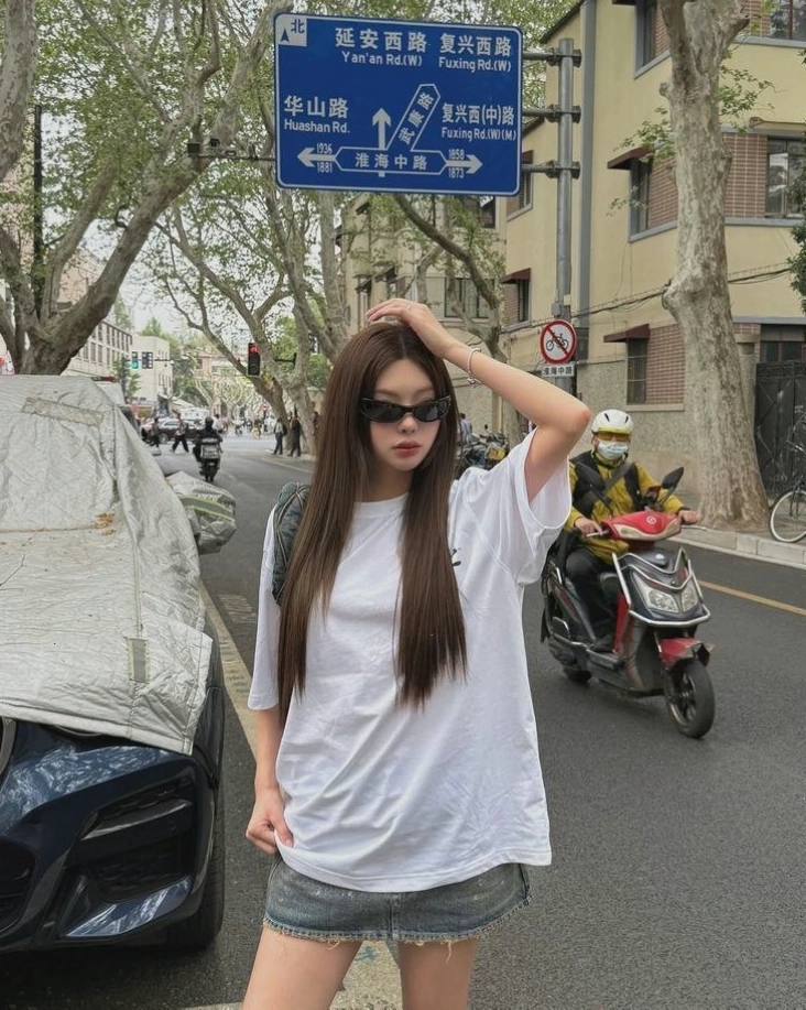 Áo thun form rộng nữ phối cùng quần ống rộng cá tính