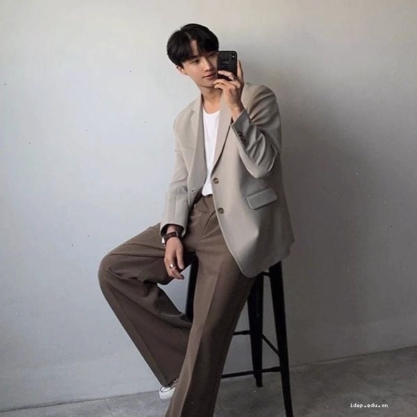 Áo thun phối blazer và quần tây
