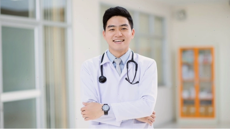 Bác sĩ chuyên khoa II đang thăm khám cho bệnh nhân