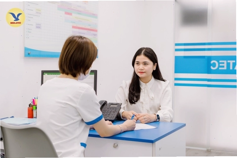 Bác sĩ của MEDLATEC giải thích để khách hàng biết tiêm viêm não Nhật Bản có sốt không và hướng dẫn theo dõi sau tiêm phòng