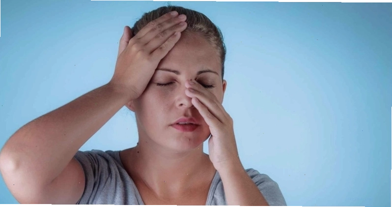 Bác sĩ đang khám và tư vấn cho bệnh nhân về tình trạng mũi bị sưng