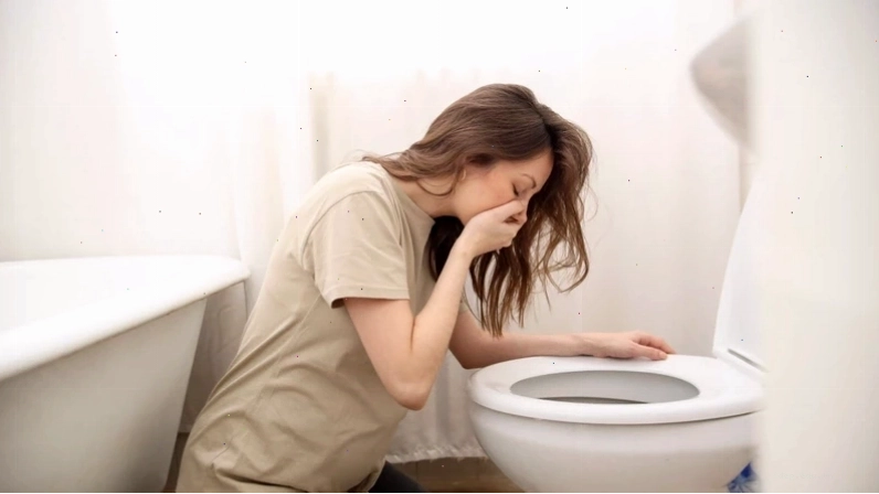 Bác sĩ đang thăm khám cho bệnh nhân