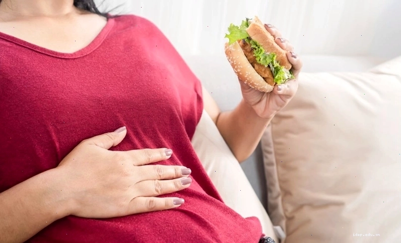 Bác sĩ đang tư vấn cho bệnh nhân về các vấn đề tiêu hóa