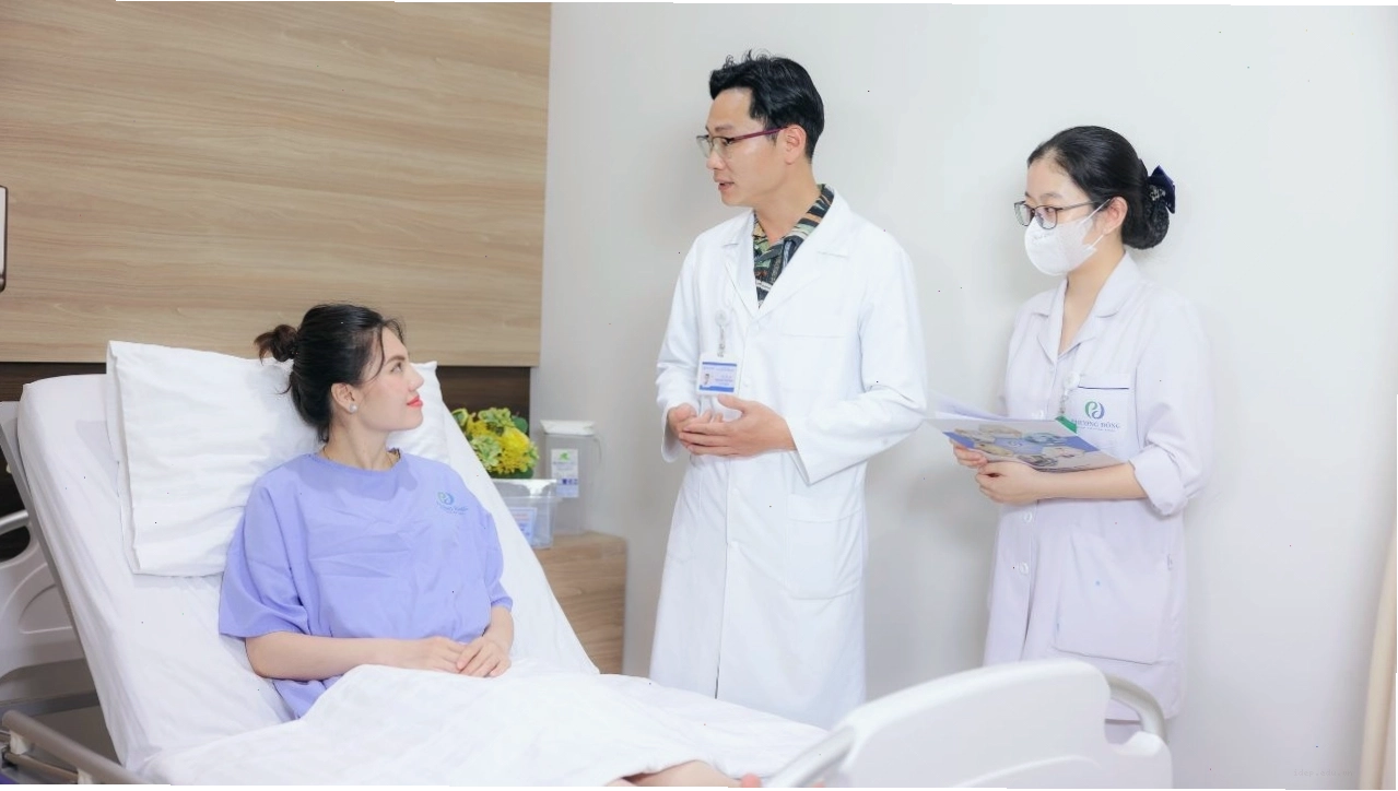 Bác sĩ đến tái khám và kiểm tra sức khoẻ cho bệnh nhân hậu phẫu