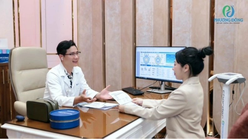 Bác sĩ Nguyễn Thái Sơn thăm khám cho bệnh nhân