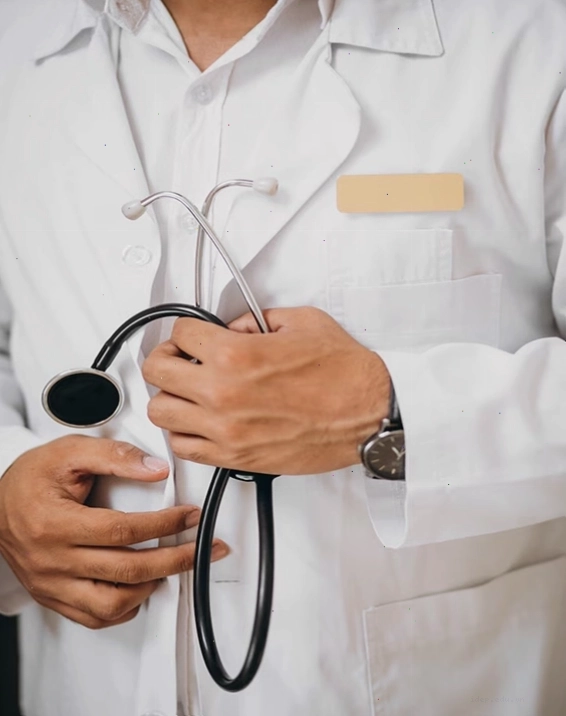 Bác sĩ nhi khoa đang khám cho trẻ sơ sinh, tư vấn về tình trạng da
