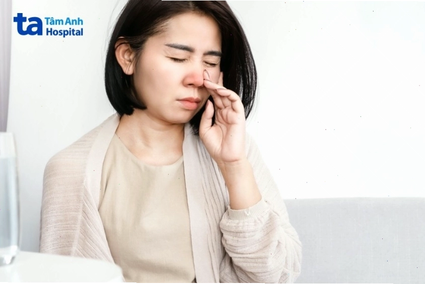 Bác sĩ thăm khám cho bệnh nhân bị nghẹt mũi
