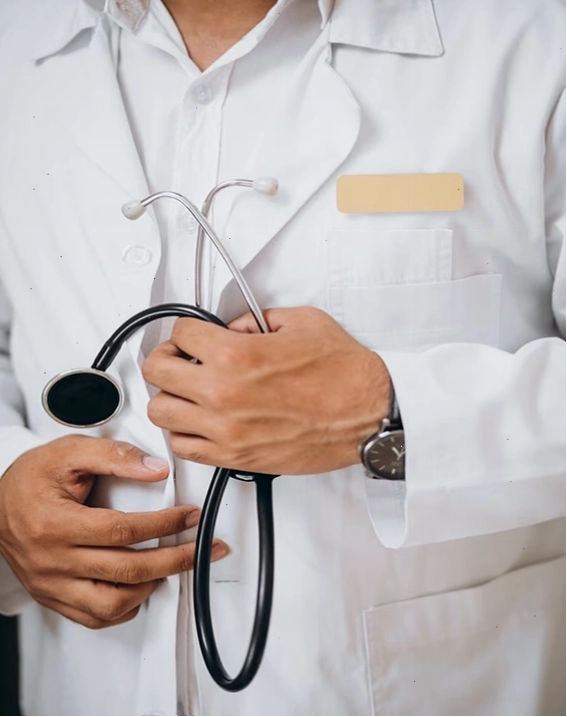 Bác sĩ tư vấn cho bệnh nhân về dịch vụ thẩm mỹ vòng 1