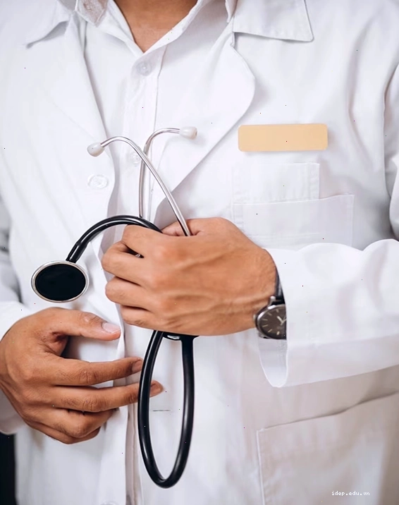 Bác sĩ tư vấn lựa chọn dịch vụ y tế phù hợp cho bệnh nhân