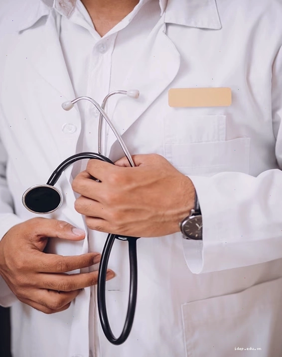 Bác sĩ tư vấn và đưa ra phương pháp điều trị phù hợp cho tình trạng sưng mắt