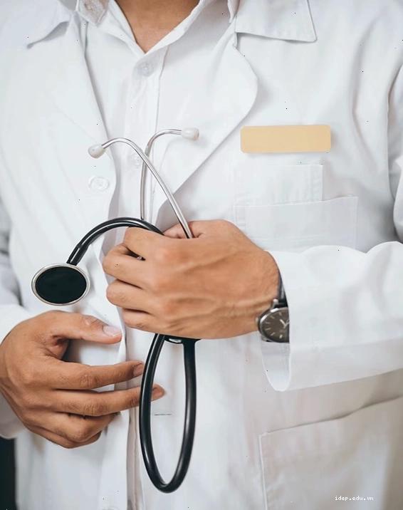 Bác sĩ tư vấn và lựa chọn phương pháp điều trị cho bệnh nhân