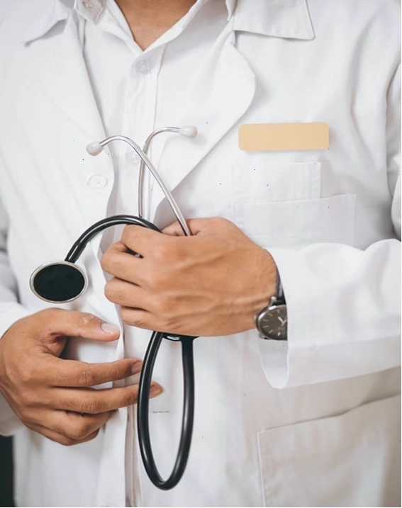 Bác sĩ tư vấn và lựa chọn phương pháp điều trị mụn thịt
