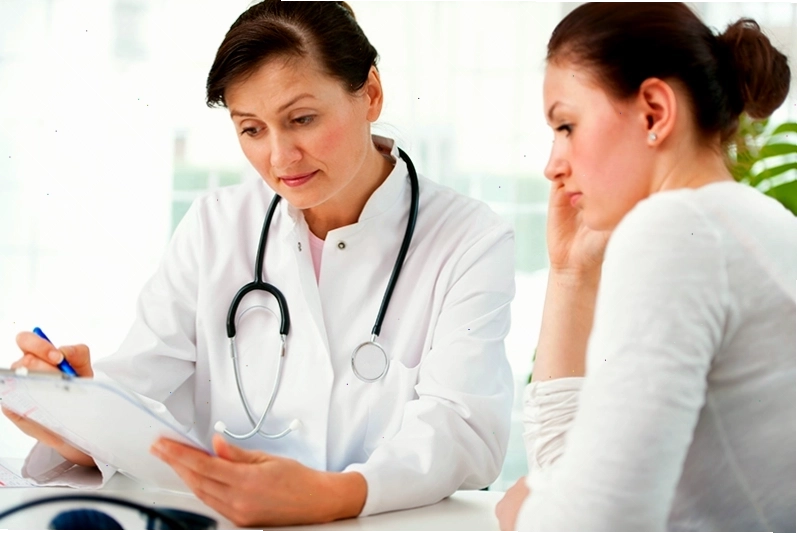 Bạn nên gặp bác sĩ để tìm hiểu nguyên nhân và cách điều trị khi lượng máu kinh chảy ra quá nhiều