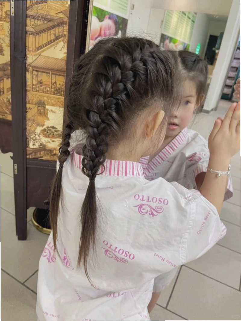  Bé gái 10 tuổi với mái tóc mái thưa dịu dàng