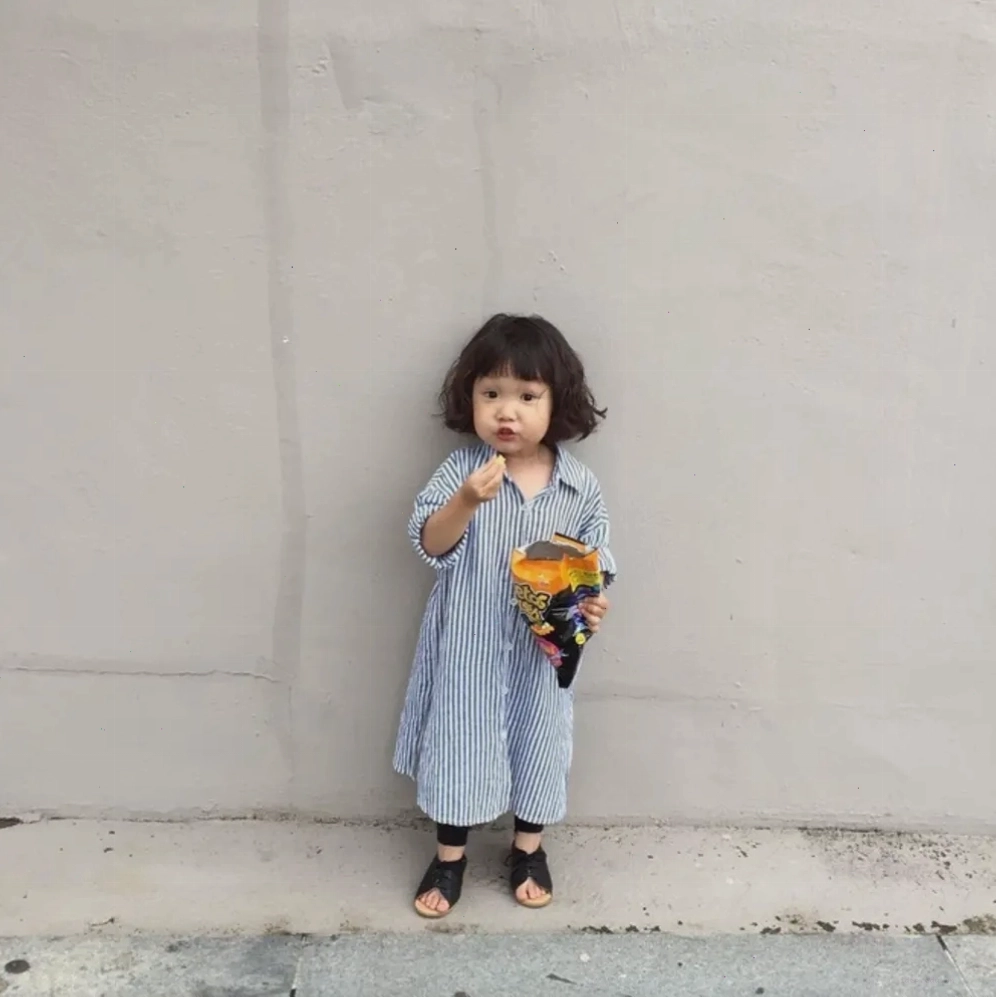 Bé gái 3 tuổi đáng yêu với tóc ngắn xoăn phồng