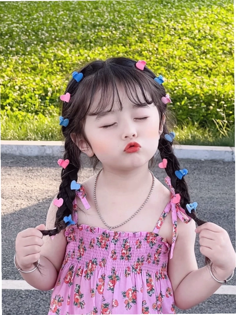 Bé gái đáng yêu với mái tóc được chăm sóc cẩn thận