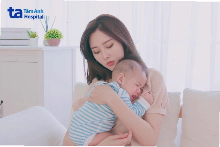 Bé khóc do bú không đủ sữa