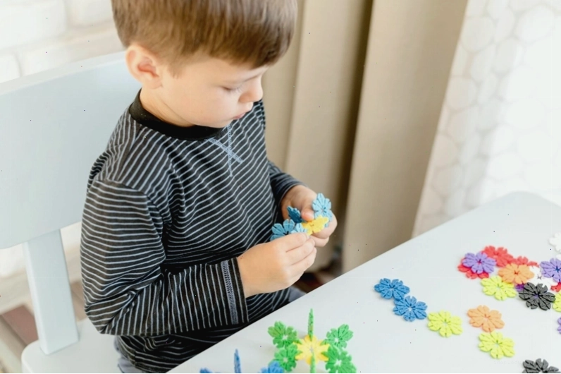 Bé tập xâu chuỗi hạt để rèn luyện vận động tinh