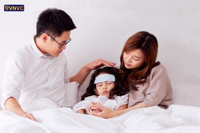 bé tiêm viêm não nhật bản bị sốt