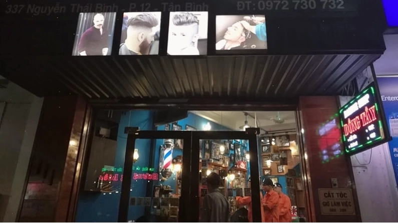 Bên ngoài tiệm cắt tóc Đông Tây Barbershop
