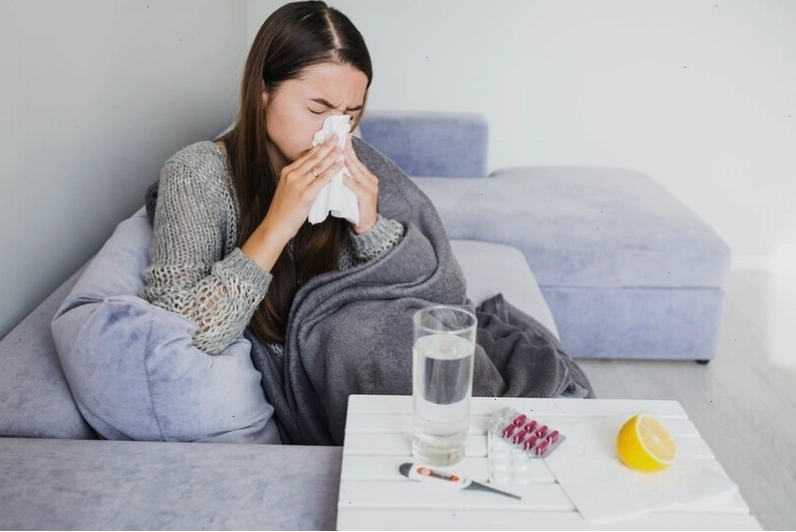 Bệnh nhân cảm thấy đau mặt, nghẹt mũi và sốt cao do viêm xoang mũi cấp tính