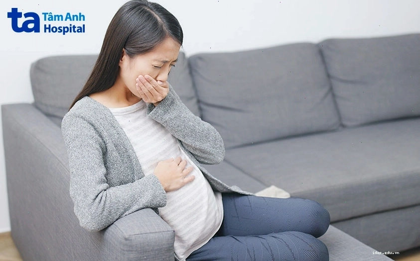Các cơn ốm nghén nặng có thể làm tăng áp lực lên lồng ngực, dẫn đến hiện tượng đau vú khi có bầu